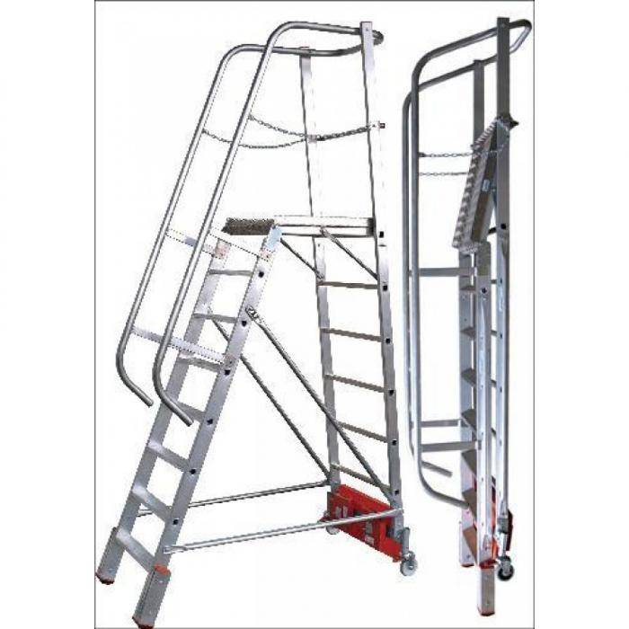 Tragbare Aluminium-Klapparbeitsleiter mit Schutzgeländer, links geöffnet und rechts zusammengeklappt aufrecht dargestellt.