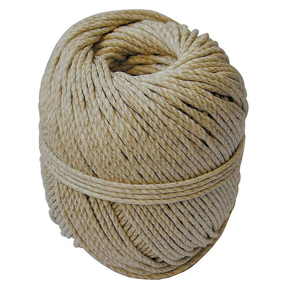 Ein großer Ball aus beigem gedrehtem Seil, das in einer ordentlichen Spirale auf einem schlichten weißen Hintergrund aufgewickelt ist.