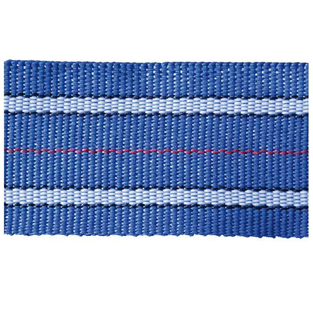 Nahaufnahme eines blauen gewobenen Riemens oder Mustergewebes mit weißen horizontalen Streifen und einer dünnen roten Mittellinie auf weißem Hintergrund.