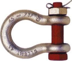 Ein Metallbügel mit einer roten Stiftachse wird gezeigt, die häufig zum Verbinden oder Sichern schwerer Lasten in Seilerwerk- und Hebezeugeanwendungen verwendet wird.