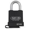 Ein schwarzes ABUS-Vorhängeschloss mit silberner Bügel, gekennzeichnet mit „PATENTED
