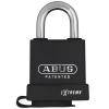 Ein schwarzes Vorhängeschloss mit silberner Bügel, auf der Vorderseite mit der Aufschrift „ABUS