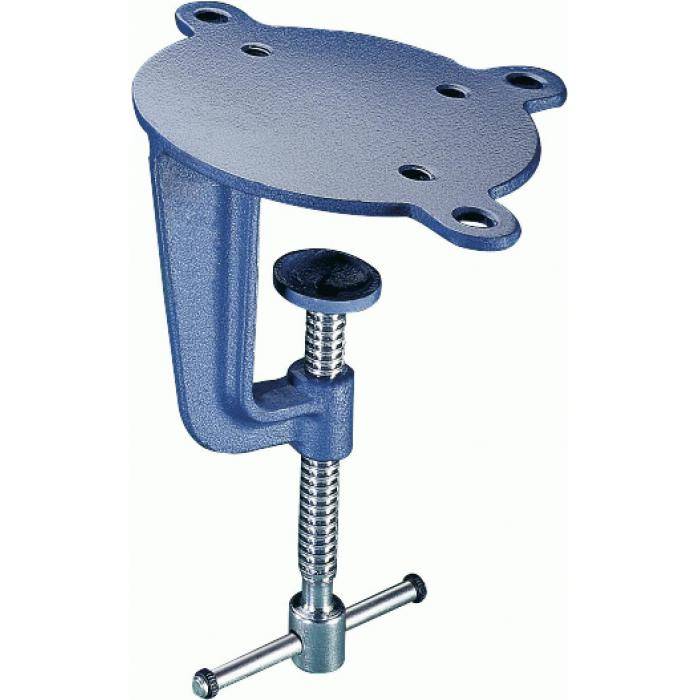Blau lackierte Metallschraubzwinge mit flacher Deckplatte und verstellbarer Gewindeschraube zum Befestigen eines Objekts auf einer Oberfläche.