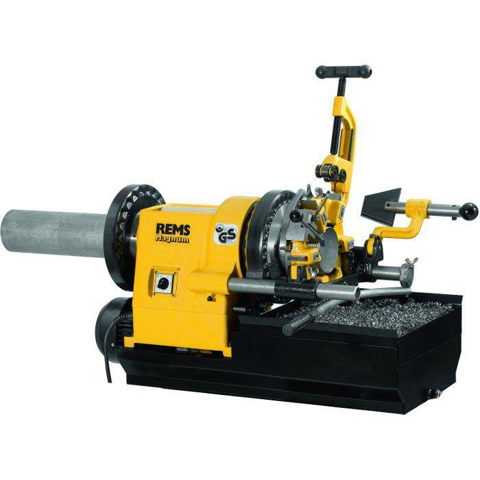 Gelbe Rohrgewindeschneidmaschine, die ein Metallrohr über einem schwarzen Spankasten einspannt.