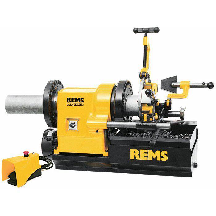 Gelbe REMS-Rohrkalibriermaschine mit montiertem Metallrohr, Schneidkopf, Spanwanne, Fußpedal und seitlichen Griffen auf weißem Hintergrund.