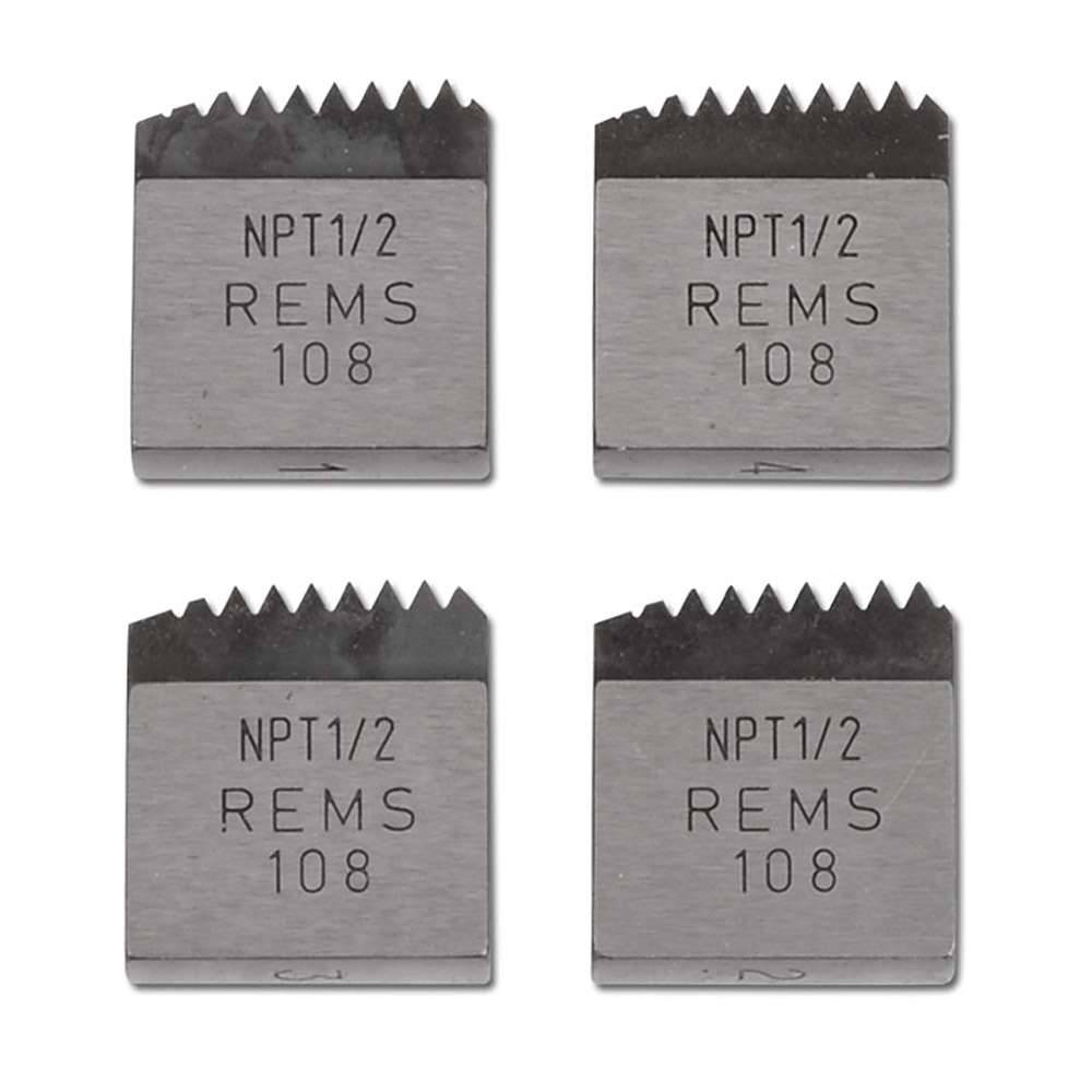Vier quadratische Metallschneidwerkzeuge, jeweils mit 'NPT1/2 REMS 108' gekennzeichnet, zum Gewindedrehen von Rohren verwendet.