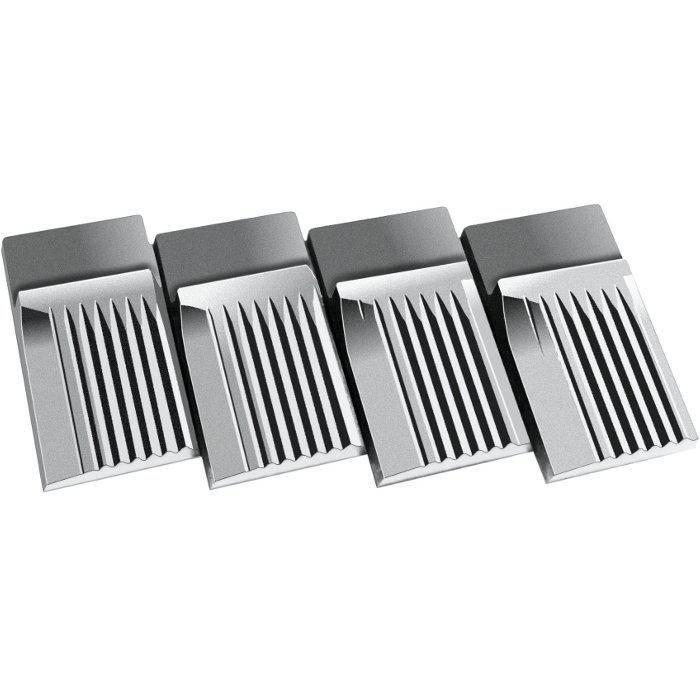 Vier silberne Metallclips oder Gitter in einer Reihe auf weißem Hintergrund angeordnet.