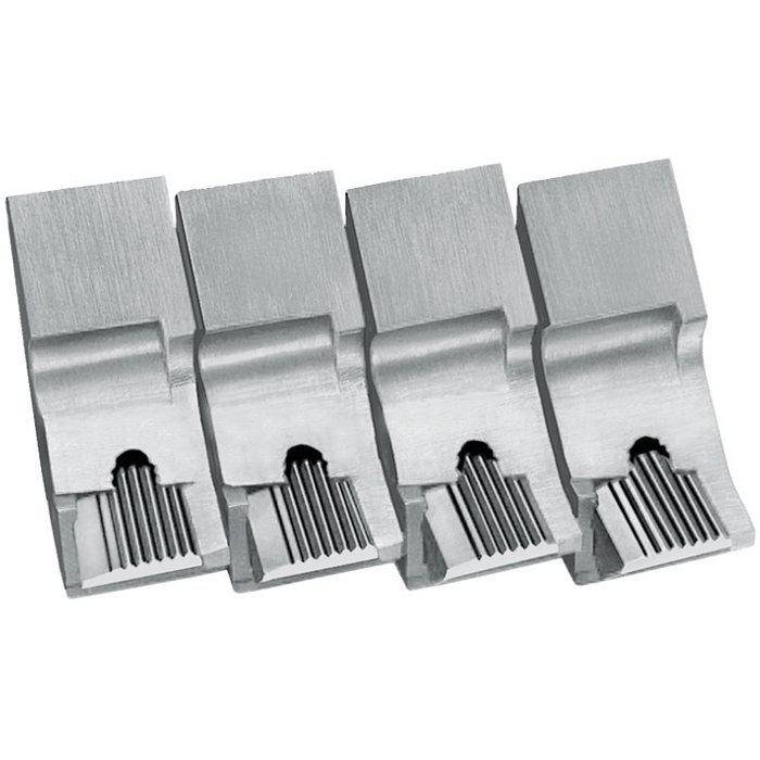 Vier silberne Metallfedern-Clips oder Klammern nebeneinander auf weißem Hintergrund angeordnet.