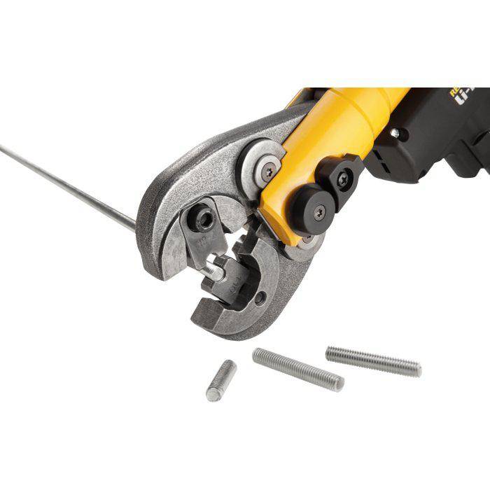 Nahaufnahme eines gelben hydraulischen Schneidewerkzeugs, das einen Metallstab greift und schneidet, mit drei abgetrennten Metallstücken darunter.