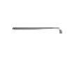 Ein dünner, länglicher, silberner Metallgegenstand, der einem langen Griff oder Werkzeug ähnelt, wird vor einem einfarbigen weißen Hintergrund gezeigt.