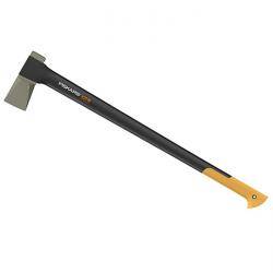 Eine Axt mit einem langen schwarzen Griff und orangefarbenen Akzenten, die zum Spalten von Holz verwendet wird. Der Kopf ist metallisch grau mit sichtbarem Markennamen.