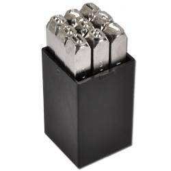 Metallhandstempel-Set in einem schwarzen rechteckigen Halter, das mehrere Stempel mit erhabenen Zeichen zum Prägen enthält.