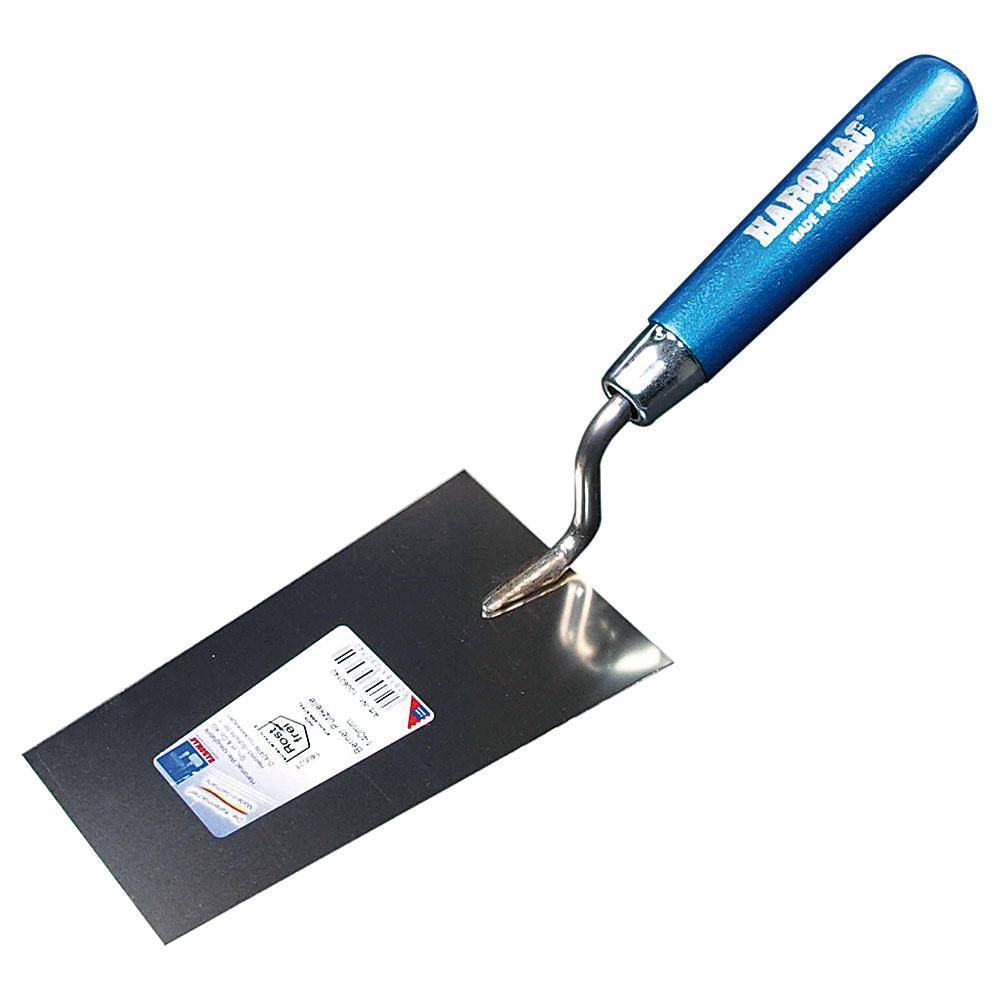 Blauer Spachtel/Trockenbaumesser mit gekrümmter Metallklinge, neben einem schwarzen rechteckigen Blatt mit einem kleinen Etikett abgebildet.