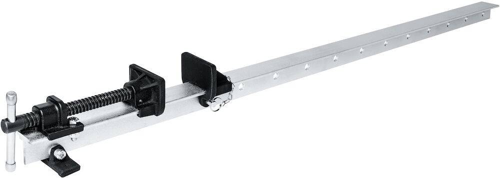 Eine Metallstange mit gepolsterten Enden, an der an einem Ende eine Kette befestigt ist. Die Stange hat eine Reihe kleiner Kerben entlang ihrer Länge.