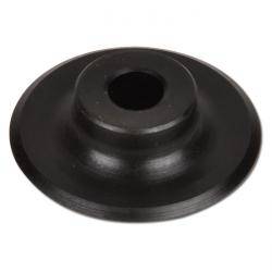 Ein schwarzes, kreisförmiges Gummidichtring mit einer zentralen Öffnung und abgeschrägten Kanten, das zum Abdichten oder Schutz von Öffnungen in Maschinen oder Elektronik verwendet wird.