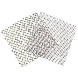 Zwei überlappende Metallgitterblätter mit unterschiedlichen Gittermustern, eines mit Rauten- und das andere mit quadratischem Muster, auf einem weißen Hintergrund.