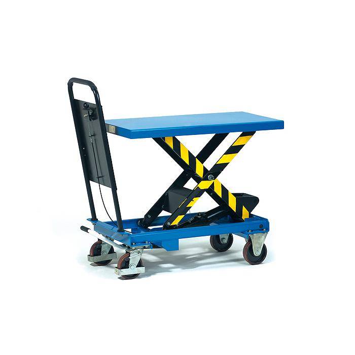 Blauer hydraulischer Scheren-Hubtischwagen mit schwarz-gelb gestreiften Sicherheitshubamen und Lenkrollen auf weißem Hintergrund.