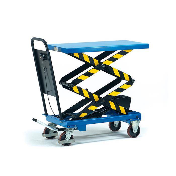 Blauer Scherenhubtischwagen/-plattform mit schwarz-gelb gestreiften Hubgarmen und Rollen, auf weißem Hintergrund angehoben dargestellt.