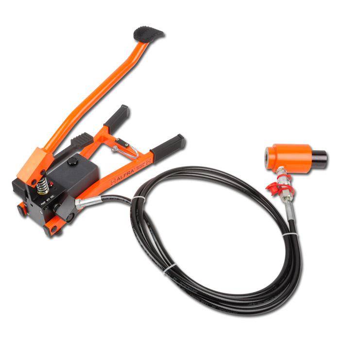 Orange und schwarze hydraulische Handpumpe angeschlossen an einen aufgewickelten Schlauch und orangefarbenes Zylinderwerkzeug, gezeigt auf weißem Hintergrund.