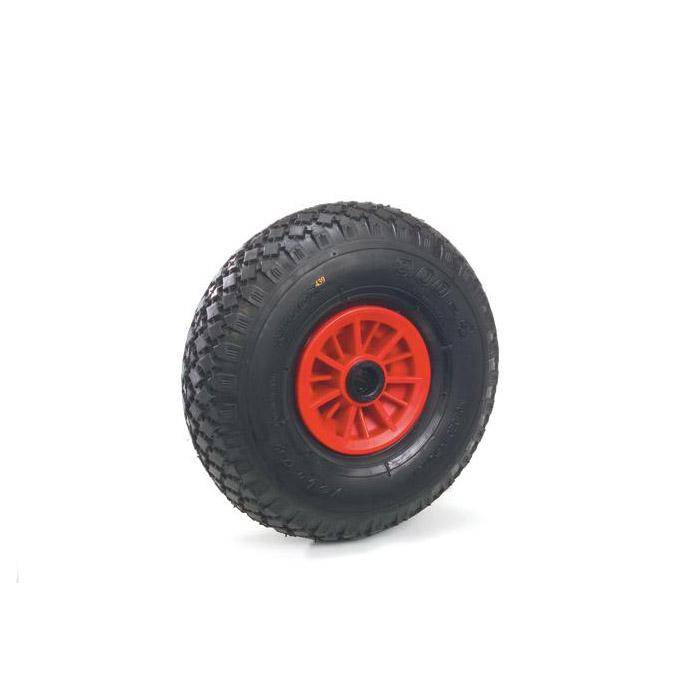 Schwarzer Offroad-Reifen mit leuchtend roter Felge, freigestellt auf weißem Hintergrund.