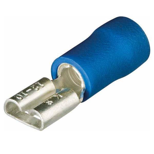 Ein blauer isolierter Crimpkabelschuh, der zum sicheren Verbinden von elektrischen Leitungen verwendet wird, mit Metallzungen zur Einsteckung.