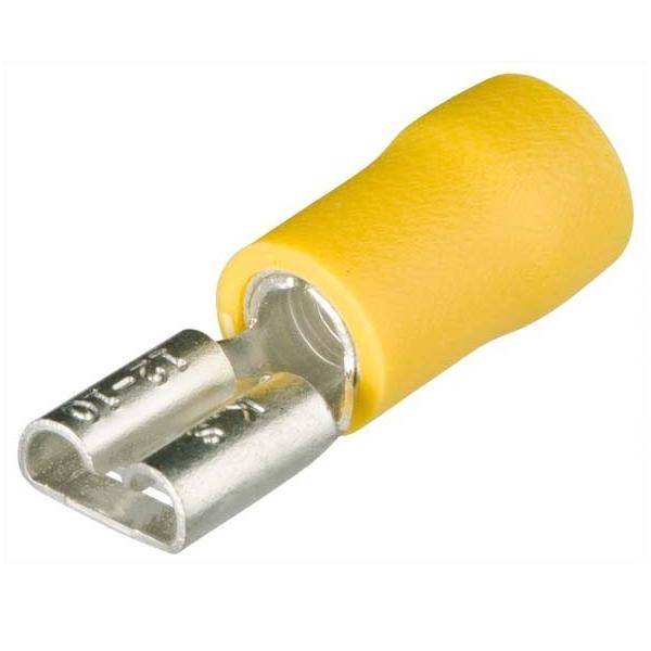 Ein gelber isolierter weiblicher Flachsteckhülsenkontakt, der für elektrische Verkabelung verwendet wird, mit einer Metallhülse und flachem Verbindungsende.