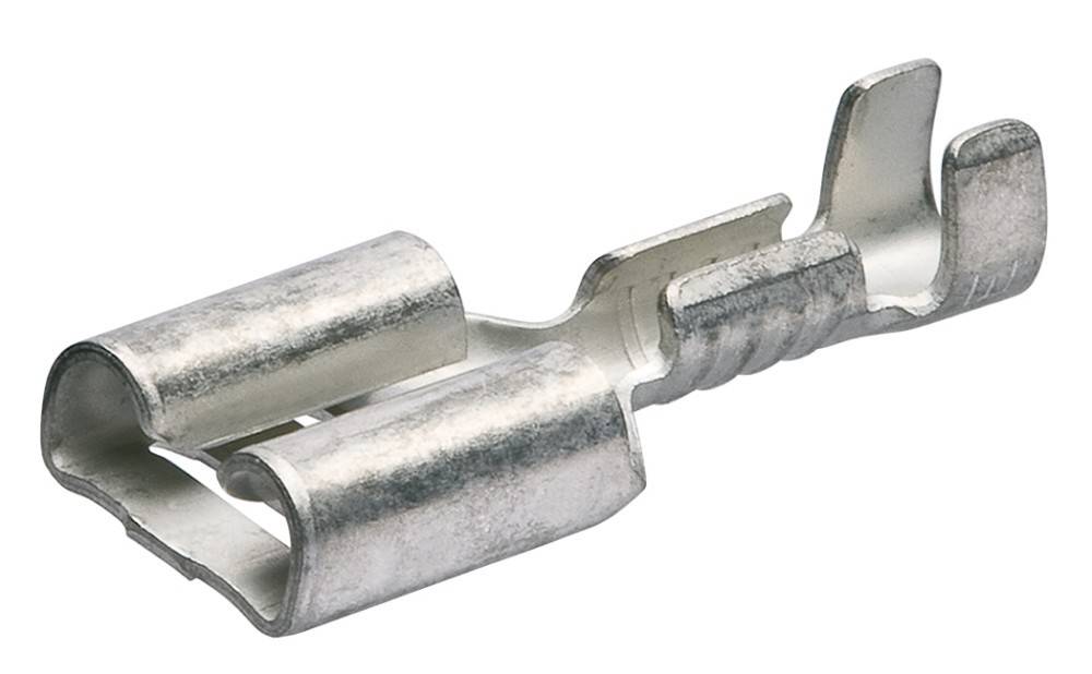Ein Nahaufnahmefoto eines metallischen elektrischen Klemmenanschlusses mit einer gecrimsten Endseite und einer Schlaufe auf der anderen Seite zur Drahtbefestigung.