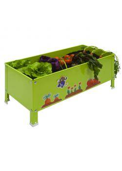 Ein grünes erhöhtes Hochbeet gefüllt mit verschiedenen Gemüsesorten, einschließlich Blattgemüse und Karotten, mit farbenfrohen Pflanzen-Dekorationen.