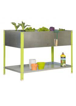 Erhöhtes Metallgartenbeet mit grünen Beinen, gefüllt mit gemischtem Blattgemüse; Gartengeräte hängen an der Seite, Töpfe und Pflanzendünger darunter.