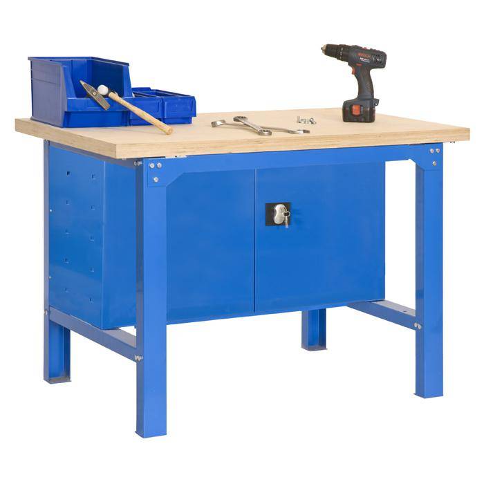Blauer Metallwerkbench mit Holzplatte, eingebautem Lagerschrank und Werkzeugen einschließlich einer Bohrmaschine, einem Hammer und Schraubenschlüsseln auf der Oberseite.
