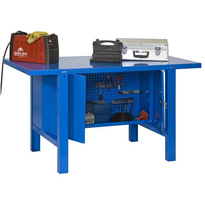 Blauer Metallwerkbench mit offenen Schrank und Lochbrett-Lagersystem, auf dem eine Schweißmaschine und Werkzeugkästen oben angebracht sind