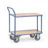 Ein blauer Mehrzweckwagen aus Holz mit zwei Regalen und vier Rollen, der zum Transport von Gegenständen in industriellen oder Büroumgebungen verwendet wird.