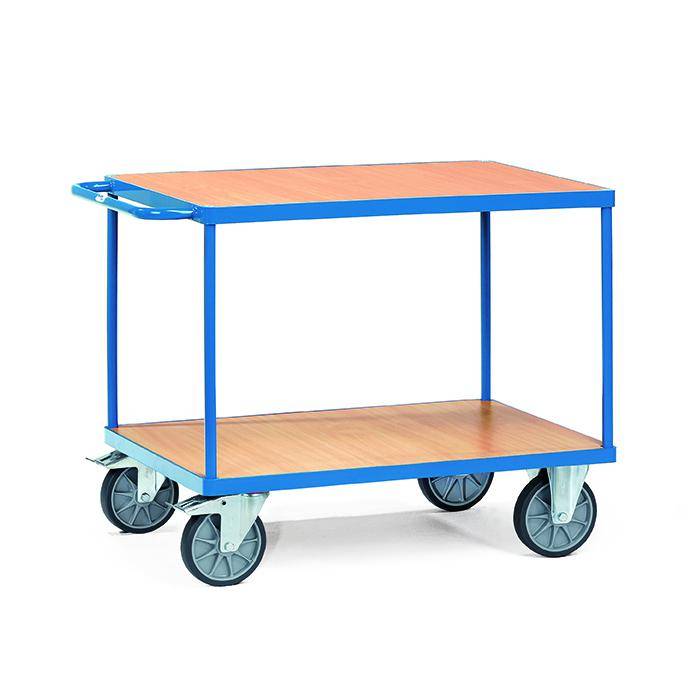 Blauer Metallwagen mit zwei Holzablagen und vier Lenkrollen auf weißem Hintergrund.