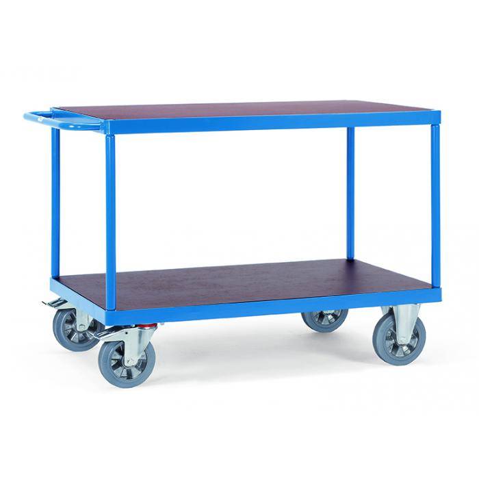 Blauer vierspuriger Industriewagen mit zwei Holzregalen und Metallrahmen auf weißem Hintergrund.