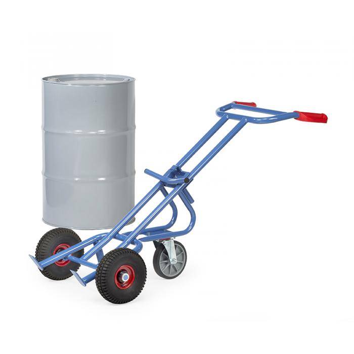 Blauer Handwagen mit roten Griffen, auf dem ein grauer Metallfass auf vier Rädern steht, vor weißem Hintergrund.