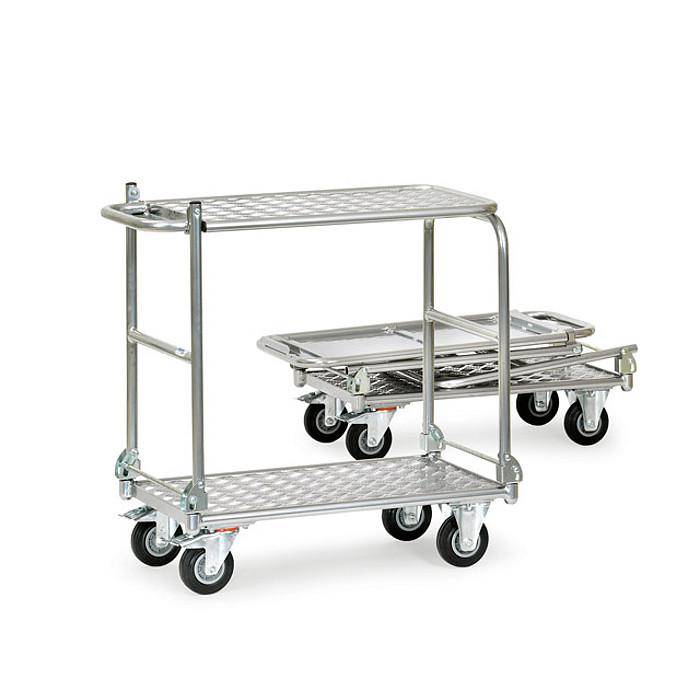 Zwei Edelstahl-Krankenhausservierewagen auf Rädern, einer unter einem höheren Wagen verschachtelt, vor weißem Hintergrund gezeigt.