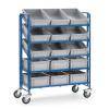 Ein blauer Lagerungswagen mit Rädern und mehreren grauen Behältern, die in Reihen angeordnet sind, wird zum Lagern und Sortieren verschiedener Gegenstände verwendet.