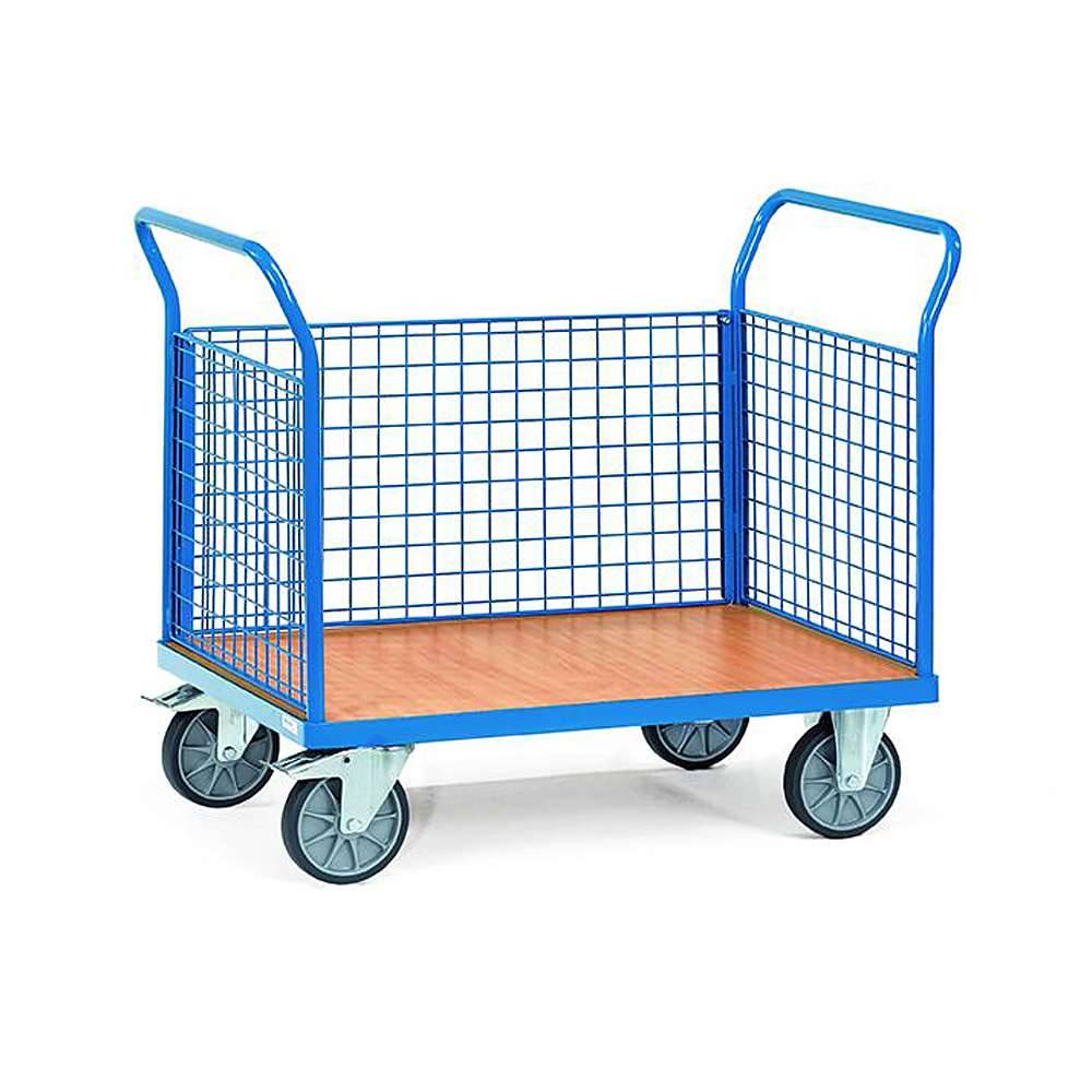 Plattformwagen mit blauen Netzseiten, Holzboden und vier Lenkrollen, zum Transport von Waren im Innenbereich.