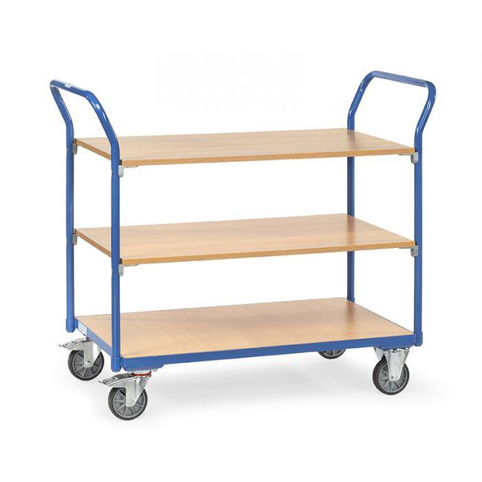 Blauer Mehrzweckwagen mit drei Regalen mit Holzböden und vier Lenkrollen auf weißem Hintergrund.