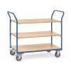 Ein Transportwagen mit drei Holzregalen, blauem Metallrahmen und vier Rädern, der zum einfachen Transport von Gegenständen konzipiert ist.