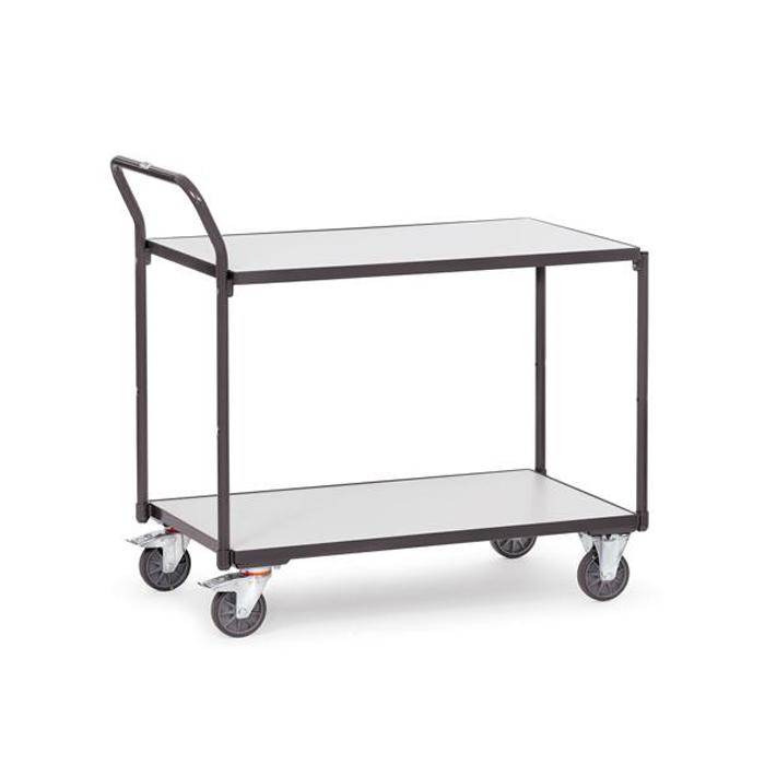 Zweischichtiger Nutzwagen mit schwarzem Metallrahmen, grauen Plattformregalen und vier Lenkrollen auf weißem Hintergrund.