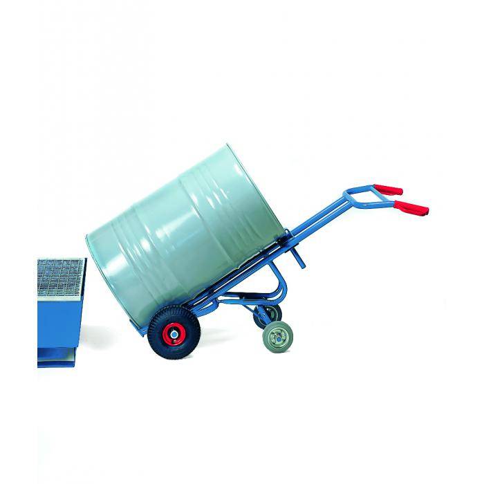 Blauer Handwagen, der ein großes Metallfass zu einem blauen Behälter kippt und eine Fasshandhabungsanlage zeigt.