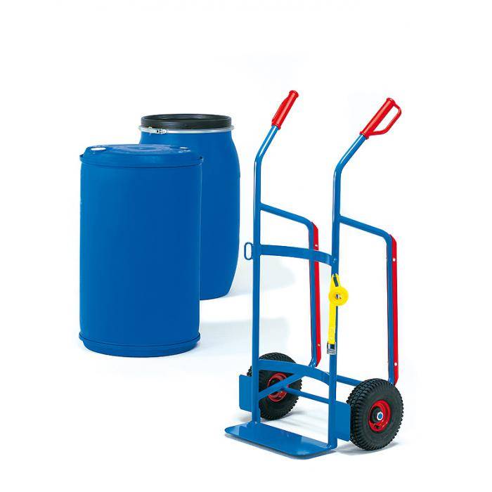 Zwei blaue Fässer und ein blauer Handwagen/Sackkarre mit roten Griffen, verwendet zum Transportieren schwerer Fässer.