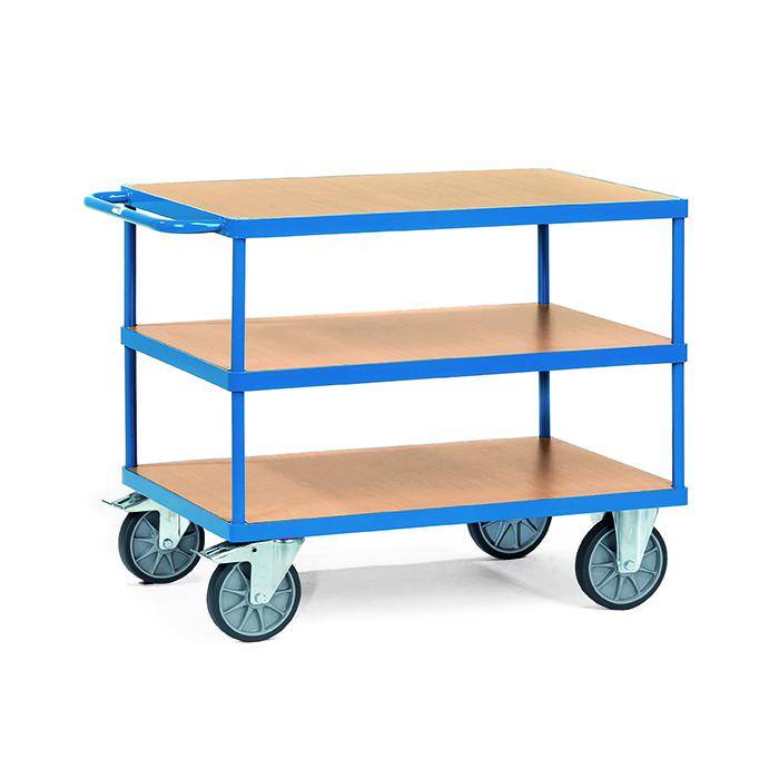 Blauer dreireifriger fahrbarer Utilitätswagen mit Holzregalen und vier Lenkrollen auf weißem Hintergrund.