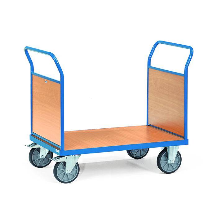 Flachbett-Plattformwagen mit blauem Rahmen, Holzbelag und vier Lenkrollen, verwendet zum Transport von schweren Gegenständen.