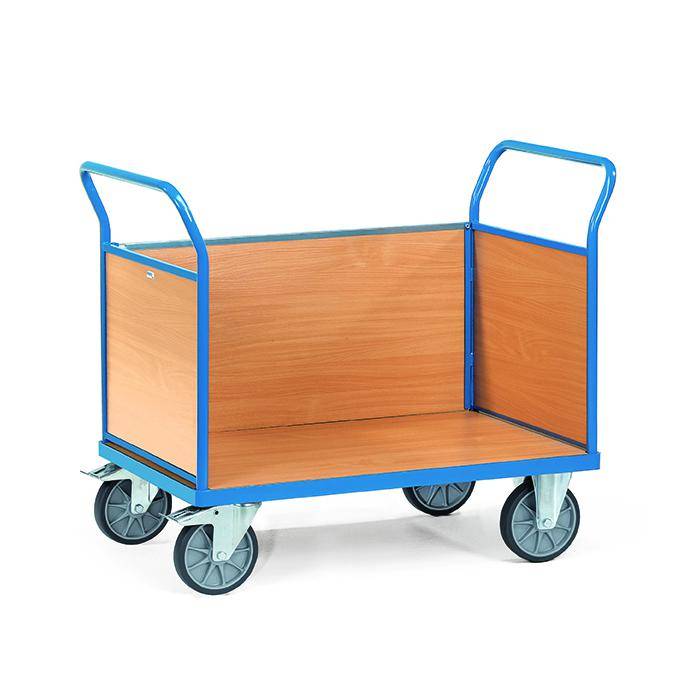 Holzflachbett-Nutzwagen mit blauem Metallrahmen und vier Rädern, leer auf weißem Hintergrund dargestellt.
