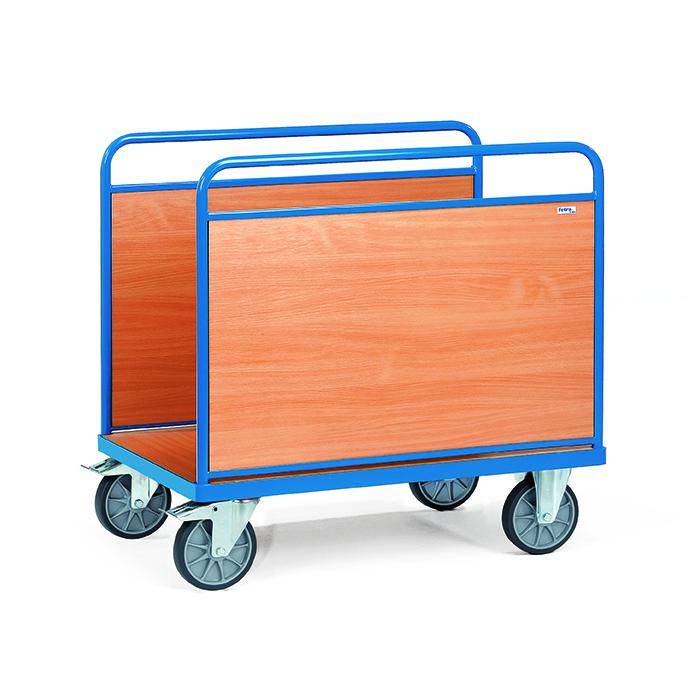 Blauer Metallflachbettwagen mit hölzernen Seitenpaneelen und vier Lenkrollen auf weißem Hintergrund.