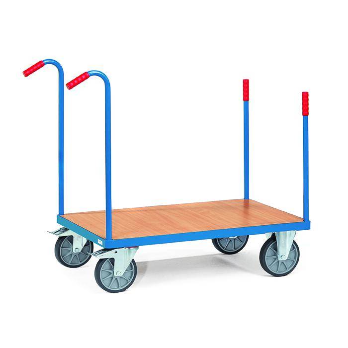 Vierrädriger Flachbett-Handwagen mit Holzplattform und vier blauen Metallpfosten mit roten Griffen auf weißem Hintergrund.