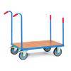 Ein blauer und roter Handwagen mit vier Rädern und einer Holzladefläche, der zum manuellen Transportieren von Gegenständen konzipiert ist.