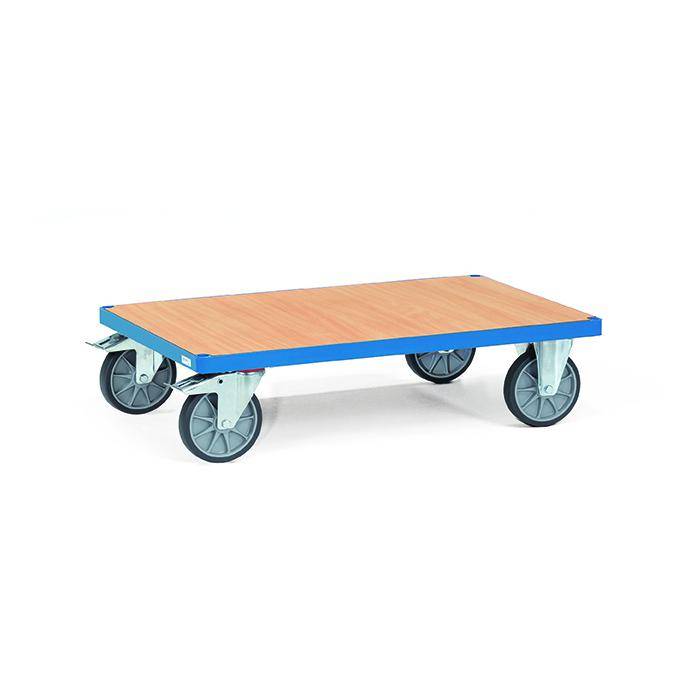Niedriger Plattformwagen mit Holzdecke und vier Rädern auf weißem Hintergrund.